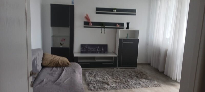 Dristor, Piata Ramnicu Sarat, inchiriere ap. 2 camere decomandat.